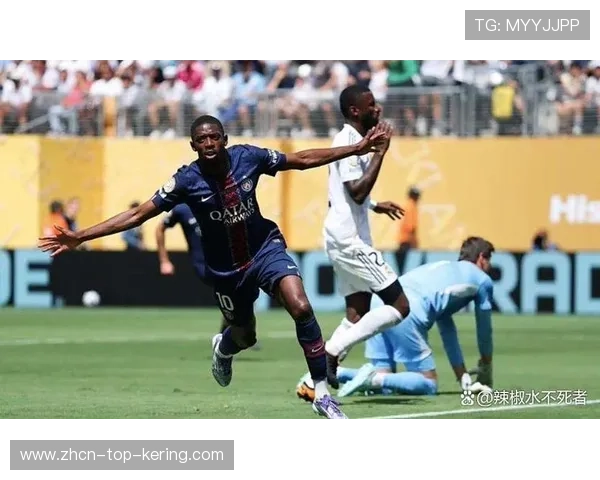 巴黎借助边线连续转移打开局面，登贝莱状态火热